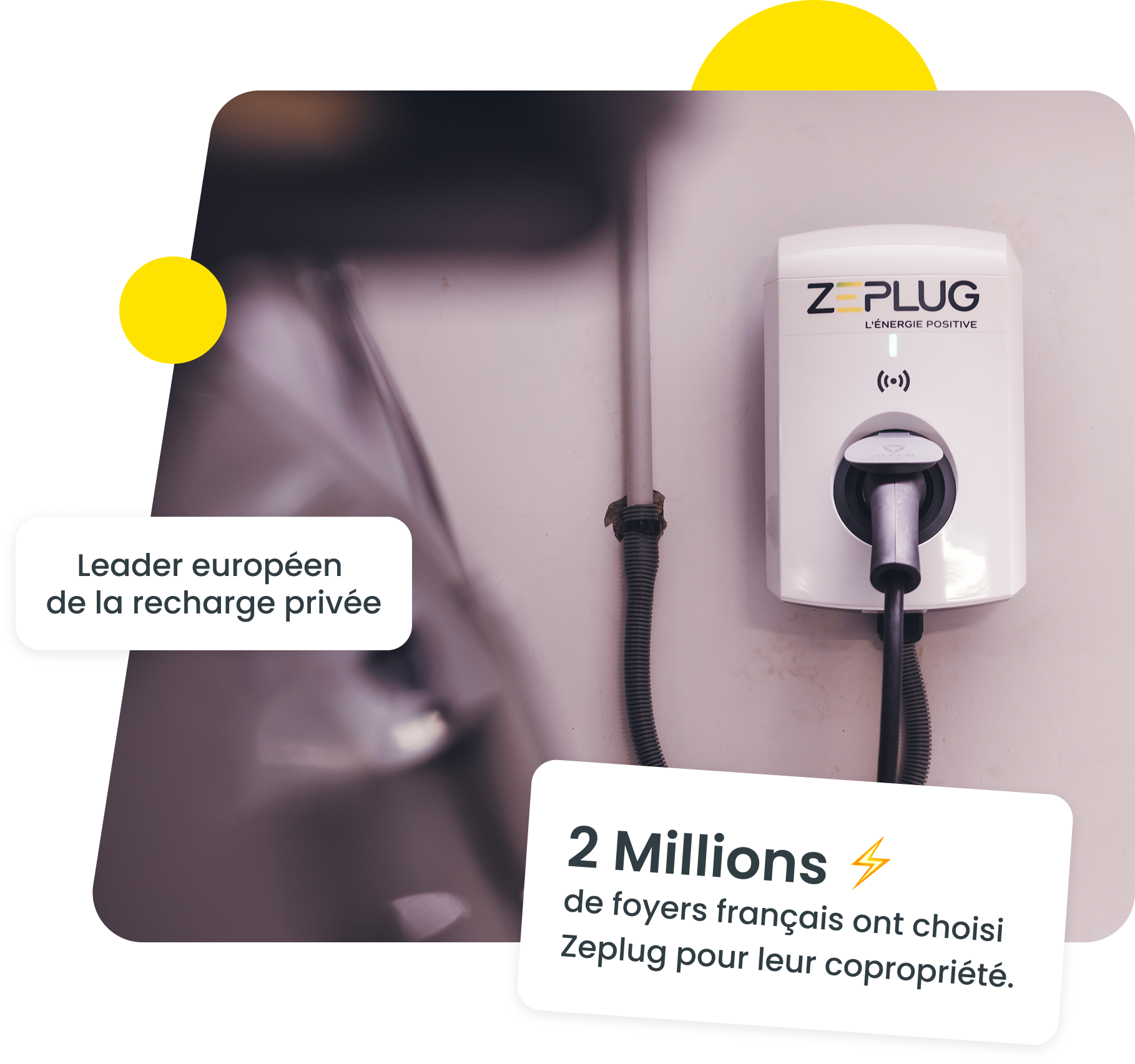 Borne murale Zeplug avec inscriptions "leader de la recharge privée" et " 2 Millions de foyers français ont choisi Zeplug".